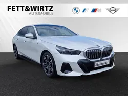 Mineralweiss metallic Gebraucht 2024 BMW 520 M Sport Limousine | 55.555 € (Guter Preis)