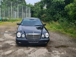 Blau Gebraucht 1998 Mercedes E240 Avantgarde Limousine | 8.200 €