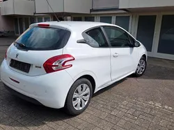 Weiß Gebraucht 2013 Peugeot 208 Access Kleinwagen | 3.500 € (Guter Preis)