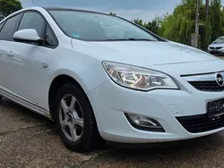 Weiß Gebraucht 2010 Opel Astra Edition Limousine | 2.590 € (Superpreis)