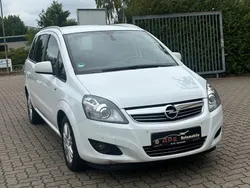 Weiß Gebraucht 2012 Opel Zafira Family Van / Kleinbus | 5.499 € (Fairer Preis)
