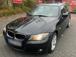 Schwarz Gebraucht 2011 BMW 330 Comfort Edition Kombi | 9.390 €
