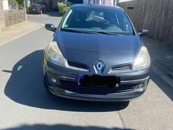 Grau Gebraucht 2006 Renault Clio II Dynamique Limousine | 3.999 € (Fairer Preis)