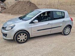 Silber Gebraucht 2009 Renault Clio II Expression Kleinwagen | 2.550 € (Fairer Preis)