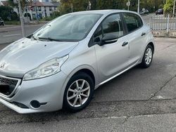 Grau Gebraucht 2013 Peugeot 208 Kleinwagen | 3.600 €