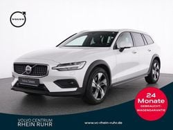 Weiss crystal white pearl / me Gebraucht 2023 Volvo V60 CC Ultimate Kombi | 38.980 € (Fairer Preis)