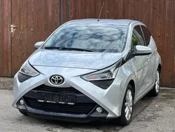 Silber Gebraucht 2020 Toyota Aygo X-play Kleinwagen | 10.790 € (Fairer Preis)