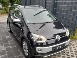 Schwarz Gebraucht 2013 VW cross up! Kleinwagen | 8.900 € (Etwas zu teuer)
