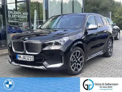 Saphirschwarz Gebraucht 2024 BMW iX1 xLine SUV | 44.890 € (Fairer Preis)