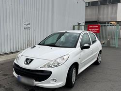 Weiß Gebraucht 2011 Peugeot 206+ Kleinwagen | 1.900 €