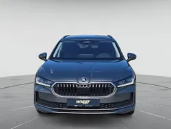 Graphitegrau metallic Gebraucht 2024 Skoda Superb Selection Kombi | 32.580 € (Guter Preis)
