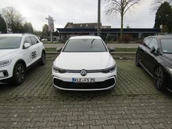 Weiß Gebraucht 2024 VW Golf VIII R-line Limousine | 27.850 € (Superpreis)