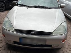 Grau Gebraucht 2001 Ford Focus Kleinwagen | 800 € (Fairer Preis)