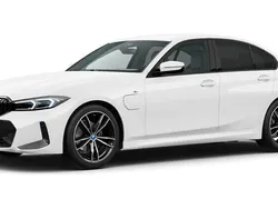 Weiß Gebraucht 2024 BMW 330e Shadowline Limousine | 45.290 € (Fairer Preis)