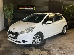 Weiß Gebraucht 2014 Peugeot 208 Kleinwagen | 4.999 € (Fairer Preis)