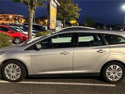 Grau Gebraucht 2016 Ford Focus Kombi | 6.000 €