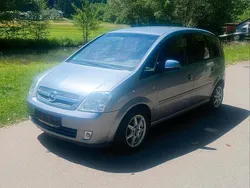 Grau Gebraucht 2004 Opel Meriva Van / Kleinbus | 1.699 € (Etwas zu teuer)