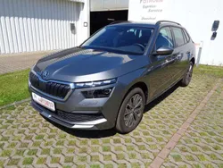 Graphitegrau metallic Gebraucht 2023 Skoda Kamiq Tour SUV | 20.450 € (Fairer Preis)