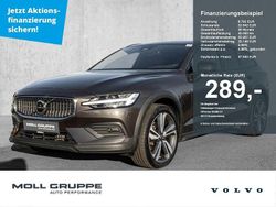 Grau Gebraucht 2023 Volvo V60 CC Plus Kombi | 37.940 € (Guter Preis)