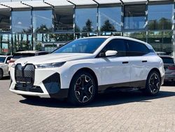 Mineralweiss (metallic) Gebraucht 2024 BMW iX Sport Line SUV | 50.830 € (Guter Preis)