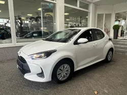 Schneeweiß Gebraucht 2022 Toyota Yaris Kleinwagen | 15.350 € (Fairer Preis)