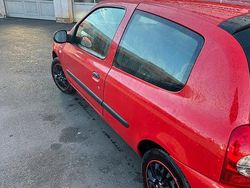 Rot Gebraucht 2011 Renault Clio II Kleinwagen | 2.000 €