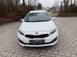 Weiß Gebraucht 2016 Kia Ceed Kleinwagen | 7.999 € (Guter Preis)