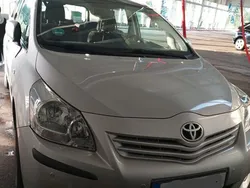 Silber Gebraucht 2011 Toyota Verso Travel Van / Kleinbus | 6.999 € (Fairer Preis)