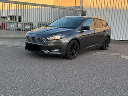 Grau Gebraucht 2015 Ford Focus Titanium Kombi | 6.700 €