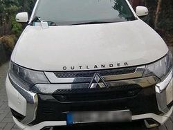 Weiß Gebraucht 2020 Mitsubishi Outlander P-HEV SUV | 21.200 € (Etwas zu teuer)