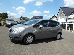 Grau Gebraucht 2011 Opel Meriva Design Edition Van / Kleinbus | 6.300 € (Teuer)