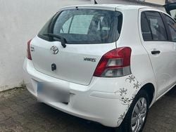 Weiß Gebraucht 2011 Toyota Yaris Kleinwagen | 4.200 € (Etwas zu teuer)