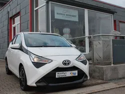 Weiß Gebraucht 2019 Toyota Aygo X-play Kleinwagen | 8.903 € (Fairer Preis)