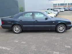 Blau Gebraucht 1998 Mercedes E220 Classic Limousine | 5.100 € (Fairer Preis)