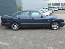 Blau Gebraucht 1998 Mercedes E220 Classic Limousine | 5.100 € (Superpreis)