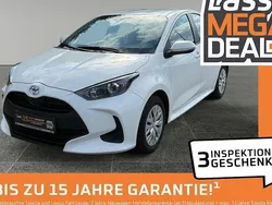 Schneeweiß Gebraucht 2022 Toyota Yaris Basis Limousine | 12.480 € (Fairer Preis)