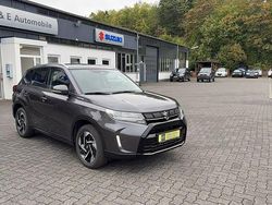 Titan dark gray metallic Gebraucht 2024 Suzuki Vitara Comfort+ SUV | 24.990 € (Etwas zu teuer)