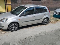 Grau Gebraucht 2007 Ford Fiesta Kleinwagen | 2.200 € (Etwas zu teuer)