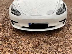Weiß Gebraucht 2023 Tesla Model 3 Standard Range Limousine | 31.490 € (Fairer Preis)