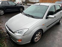 Silber Gebraucht 2001 Ford Focus Ghia Limousine | 2.100 € (Fairer Preis)
