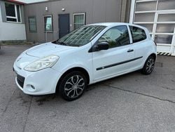 Weiß Gebraucht 2010 Renault Clio III Expression Limousine | 2.000 € (Guter Preis)