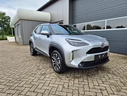 Shimmering silver metallic Neu 2025 Toyota Yaris Cross SUV | 27.680 € (Guter Preis)