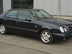 Schwarz Gebraucht 1996 Mercedes E320 Avantgarde Limousine | 10.850 €