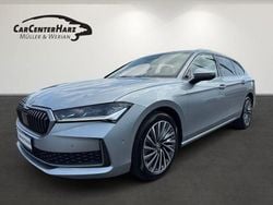 Pebble silber metallic met. Gebraucht 2024 Skoda Superb LAURIN & KLEMENT Kombi | 39.650 € (Guter Preis)