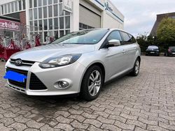 Grau Gebraucht 2013 Ford Focus Kombi | 5.999 €