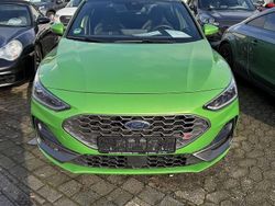 Grün Gebraucht 2023 Ford Focus Performance Edition Limousine | 30.780 € (Fairer Preis)