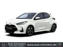 Shimmering silver Gebraucht 2024 Toyota Yaris Hybrid Team Kleinwagen | 23.470 € (Fairer Preis)