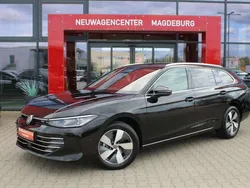 Grenadillschwarz metallic Gebraucht 2024 VW Passat Elegance Kombi | 41.880 € (Teuer)