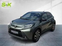 Cardamon green metallic/ night sky black Gebraucht 2023 Toyota Aygo Comfort Kleinwagen | 15.890 € (Fairer Preis)