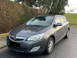 Grau Gebraucht 2012 Opel Astra Kombi | 4.999 € (Etwas zu teuer)